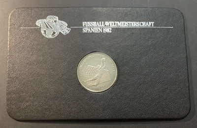 紫瑗钱币—微拍第51期 - 牙买加 1982年 西班牙世界杯 守门员 1元 镍币 德国原卡装
