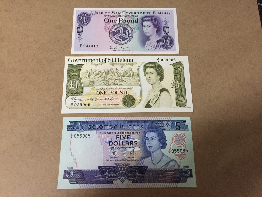 【收藏联盟】第133期拍卖——别墅和花园（共50拍） 【一组女王纸币3张】所罗门群岛 1977年5元 女王纸币 A1首发冠 UNC &马恩岛 1975年 早期签名 1镑 UNC（26mm宽度，非后期20mm宽度） & 圣赫勒拿 1976-79年 早期签名 A1首发冠 1镑 UNC
