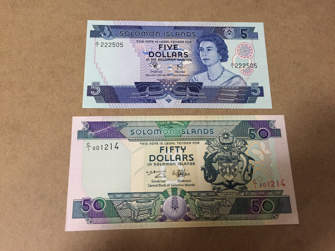 【收藏联盟】第133期拍卖——别墅和花园（共50拍） 【一组2张】所罗门群岛 1977年5元 女王纸币 A1首发冠 UNC&所罗门群岛 1986年版 C1冠首发小号 50元
