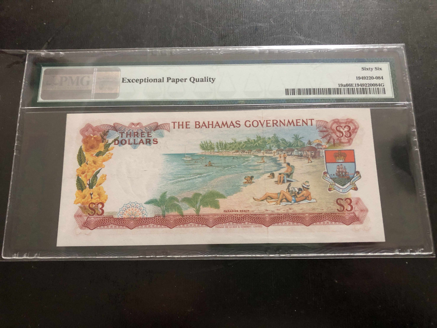 【收藏联盟】第134期拍卖——昆士顿高地战役（共50拍） 巴哈马 1965年首发年份 A冠  3元 p19a  PMG66EPQ  经典彩背 女王无47号码