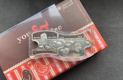 【随心拍&GetCoins】现代钱币拍卖第四十八期 1. 纽埃2012年2(1+1)新西兰元，情人节“你和我”爱情相依，镶嵌施华洛世奇绿水晶、拼图扣合，彩色精制银币2枚套装