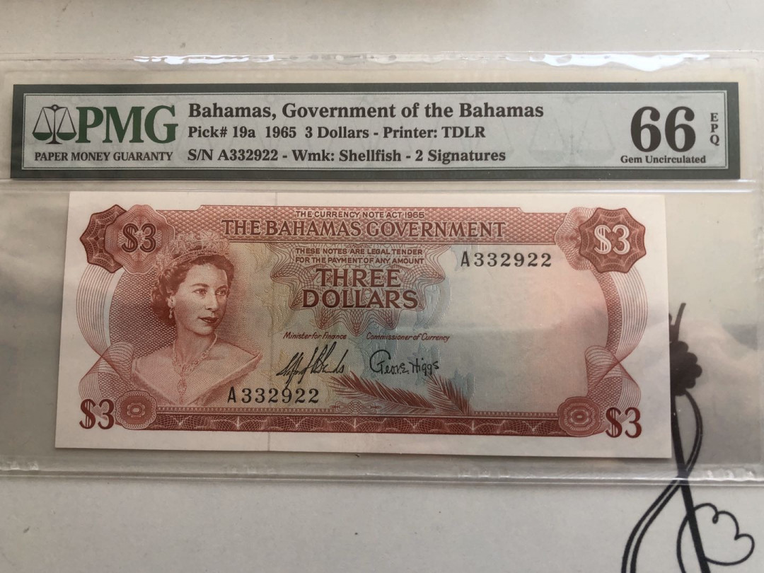 【收藏联盟】第134期拍卖——昆士顿高地战役（共50拍） 巴哈马 1965年首发年份 A冠  3元 p19a  PMG66EPQ  经典彩背 女王无47号码