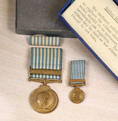 大猫徽章112期微信群拍 - 3号拍品：联合国朝鲜战争奖章 英文版 原盒原略 带迷你章 全品