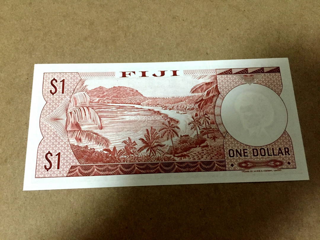 【收藏联盟】第135期拍卖——新西兰大炮筒（共45拍） 斐济 1974年 1元 戎装女王 全新UNC 背面海景漂亮  