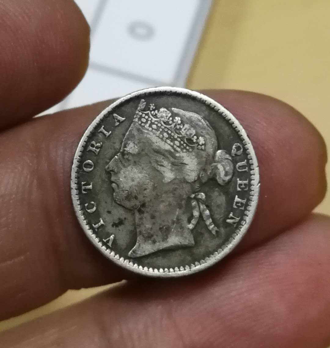 北京马甸外币专卖拍卖第四期，陆续上新，敬请关注 1885年英属海峡殖民地维多利亚10分银币，重1.166克。80银，品相如图，背后有一个焊点