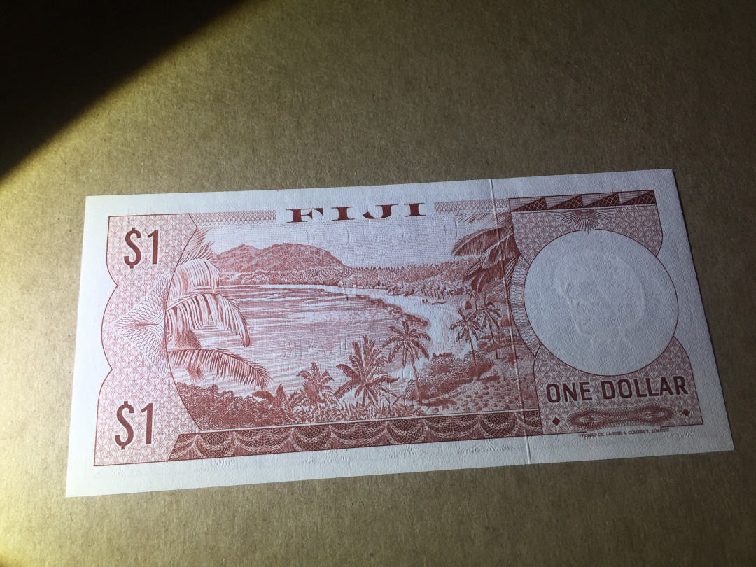 【收藏联盟】第135期拍卖——新西兰大炮筒（共45拍） 斐济 1974年 1元 戎装女王 全新UNC 背面海景漂亮  