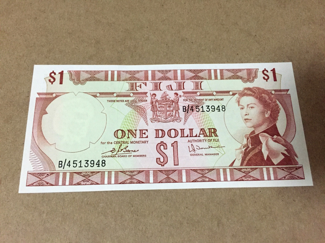【收藏联盟】第135期拍卖——新西兰大炮筒（共45拍） 斐济 1974年 1元 戎装女王 全新UNC 背面海景漂亮  