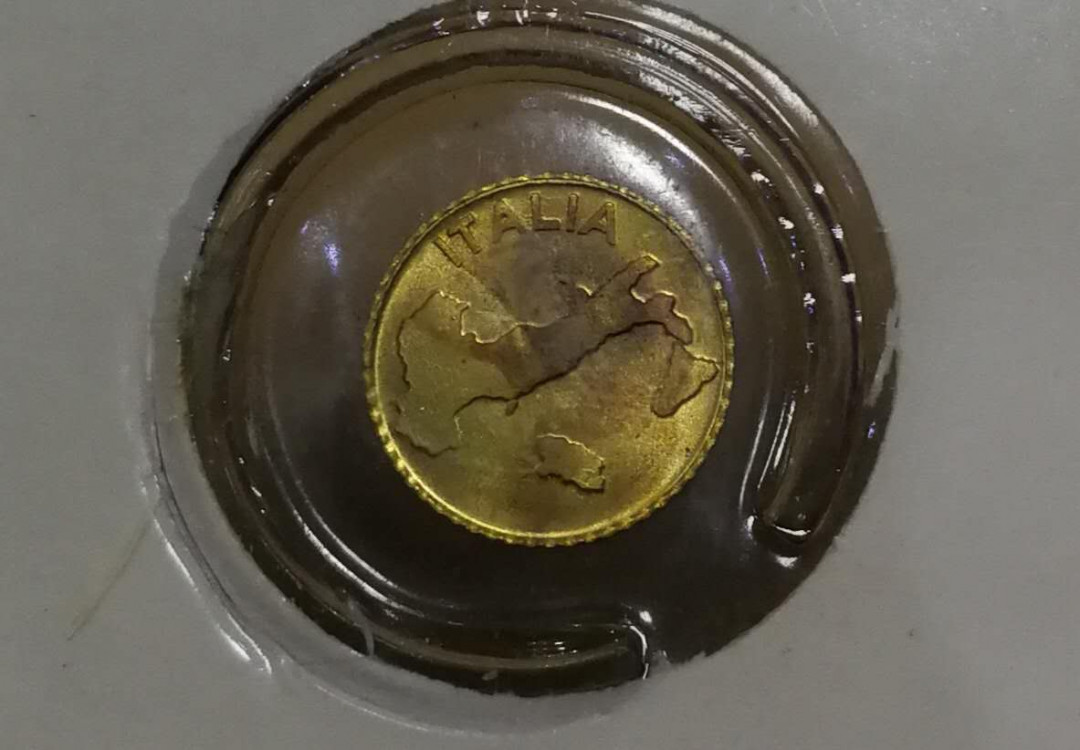 北京马甸外币专卖拍卖第四期，陆续上新，敬请关注 意大利足球金章。重量不详，成色不详，品相如图