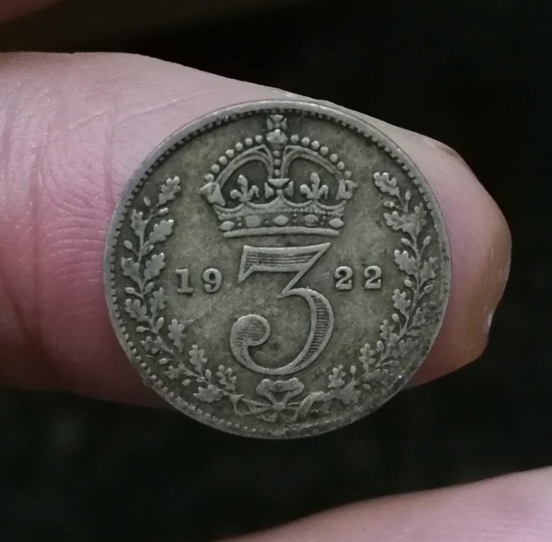 北京马甸外币专卖拍卖第四期，陆续上新，敬请关注 1922年英国乔五3便士银币。重1.4138克。50银，品相如图