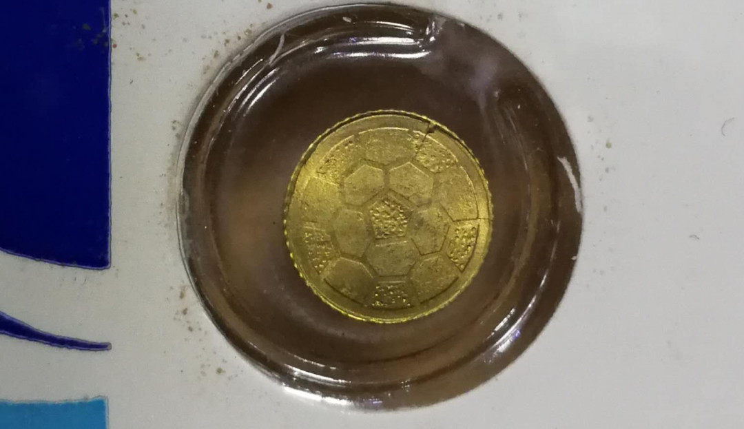 北京马甸外币专卖拍卖第四期，陆续上新，敬请关注 意大利足球金章。重量不详，成色不详，品相如图