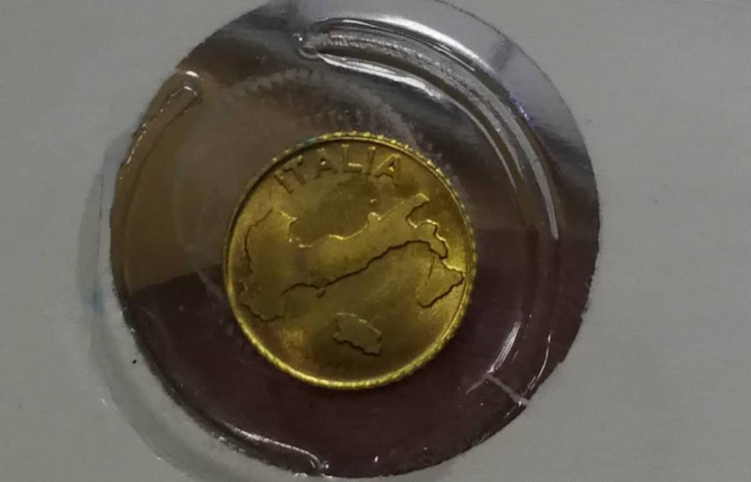 北京马甸外币专卖拍卖第四期，陆续上新，敬请关注 意大利足球金章，重量不详，成色不详，品相如图