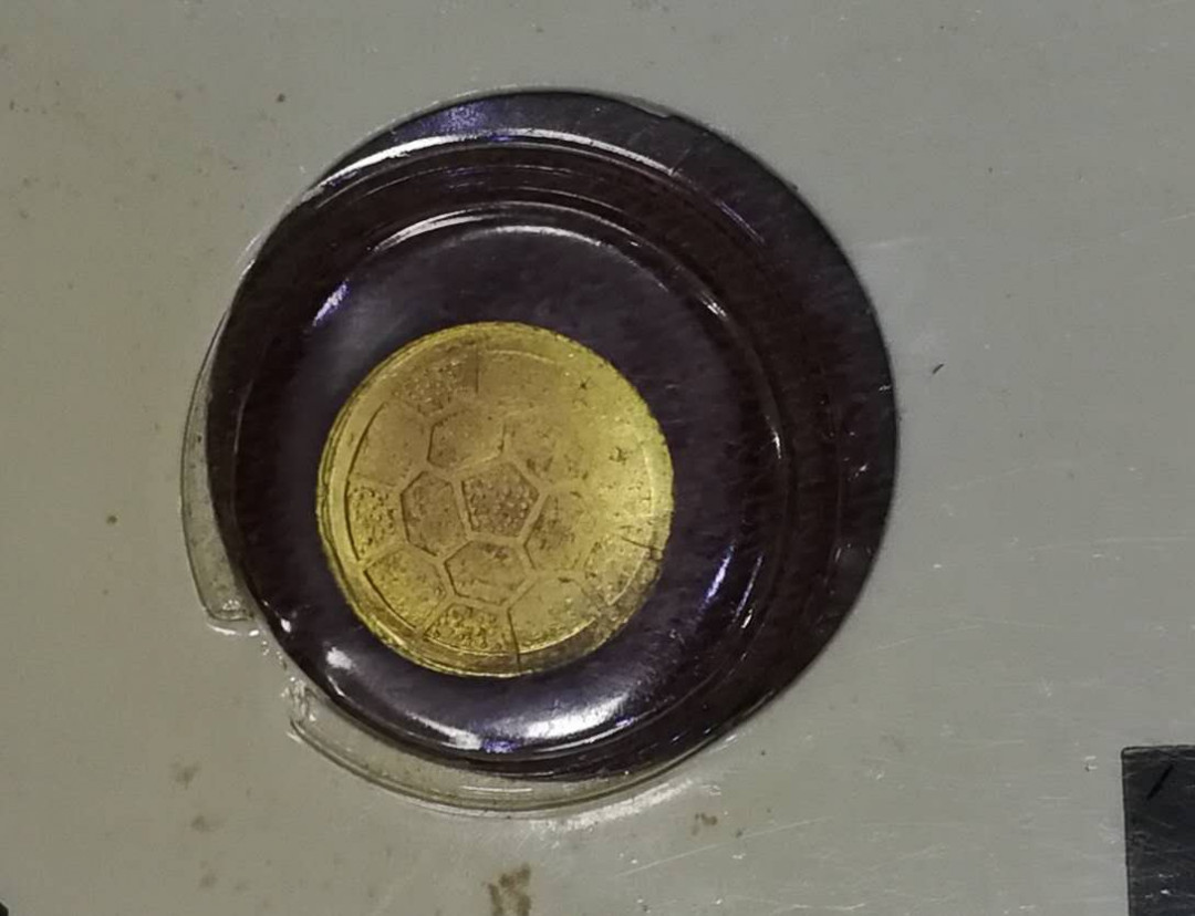 北京马甸外币专卖拍卖第四期，陆续上新，敬请关注 意大利足球金章，重量不详，成色不详，品相如图