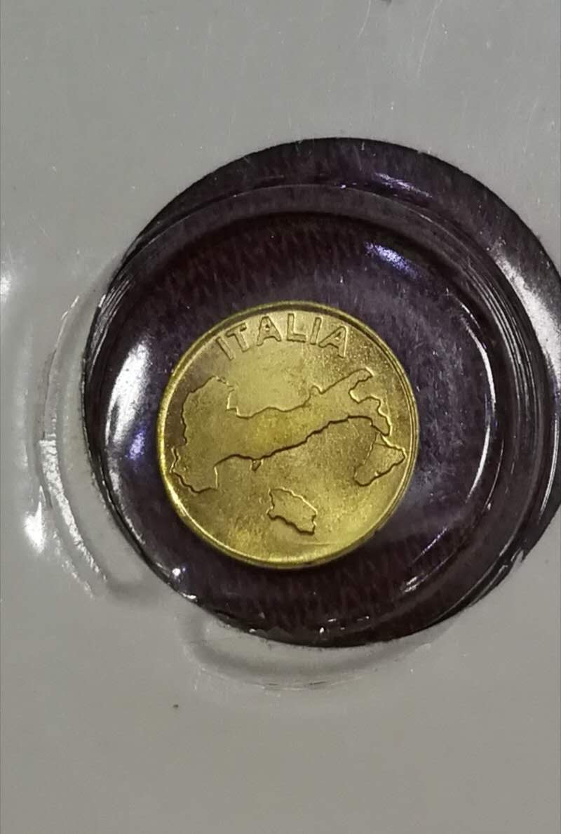 北京马甸外币专卖拍卖第四期，陆续上新，敬请关注 意大利足球金章，重量不详，成色不详，品相如图