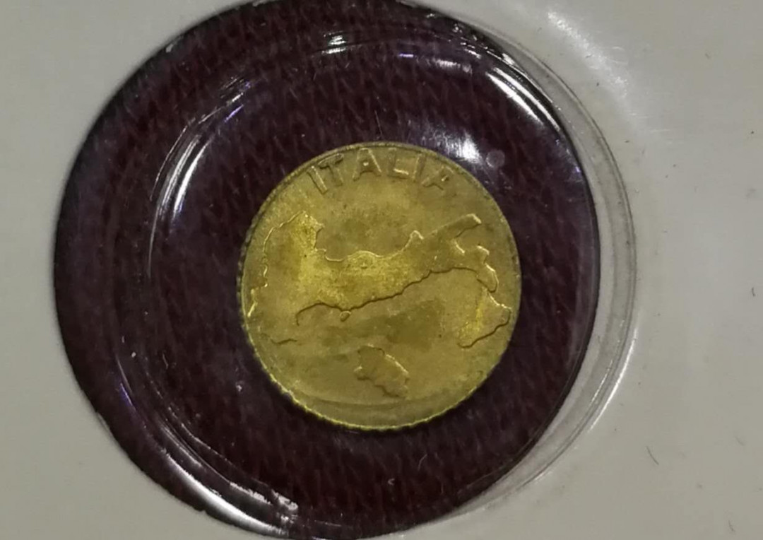 北京马甸外币专卖拍卖第四期，陆续上新，敬请关注 意大利足球金章，重量不详，成色不详，品相如图