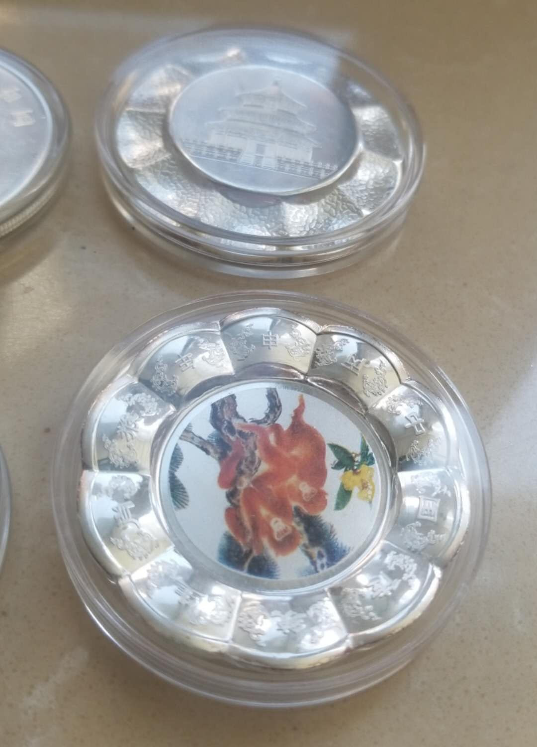 【币观天下】第106期钱币拍卖 生肖猪年镀银纪念章1枚和猴年镀银碟型纪念章3枚