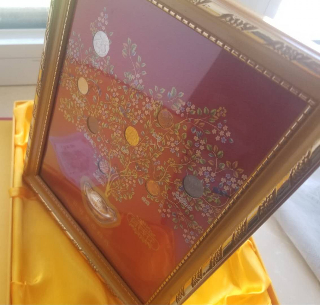 【币观天下】第106期钱币拍卖 有钱花挂画聚财金瓶世界花卉钱币精选壁画摆件，带证书包装。