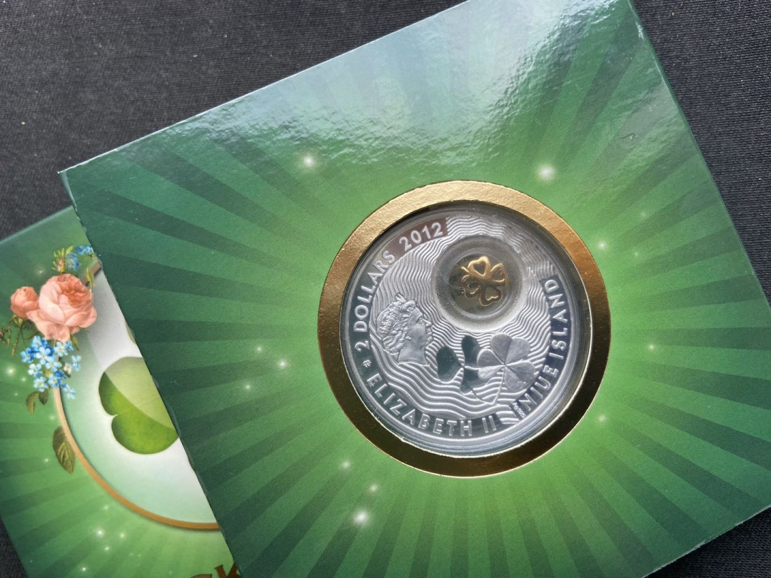 【币观天下】第106期钱币拍卖 【纽埃】 纽埃2012年2元，幸运银币系列之首“幸运四叶草”镶嵌“活体”金四叶草 镀24K金镶嵌精制银币