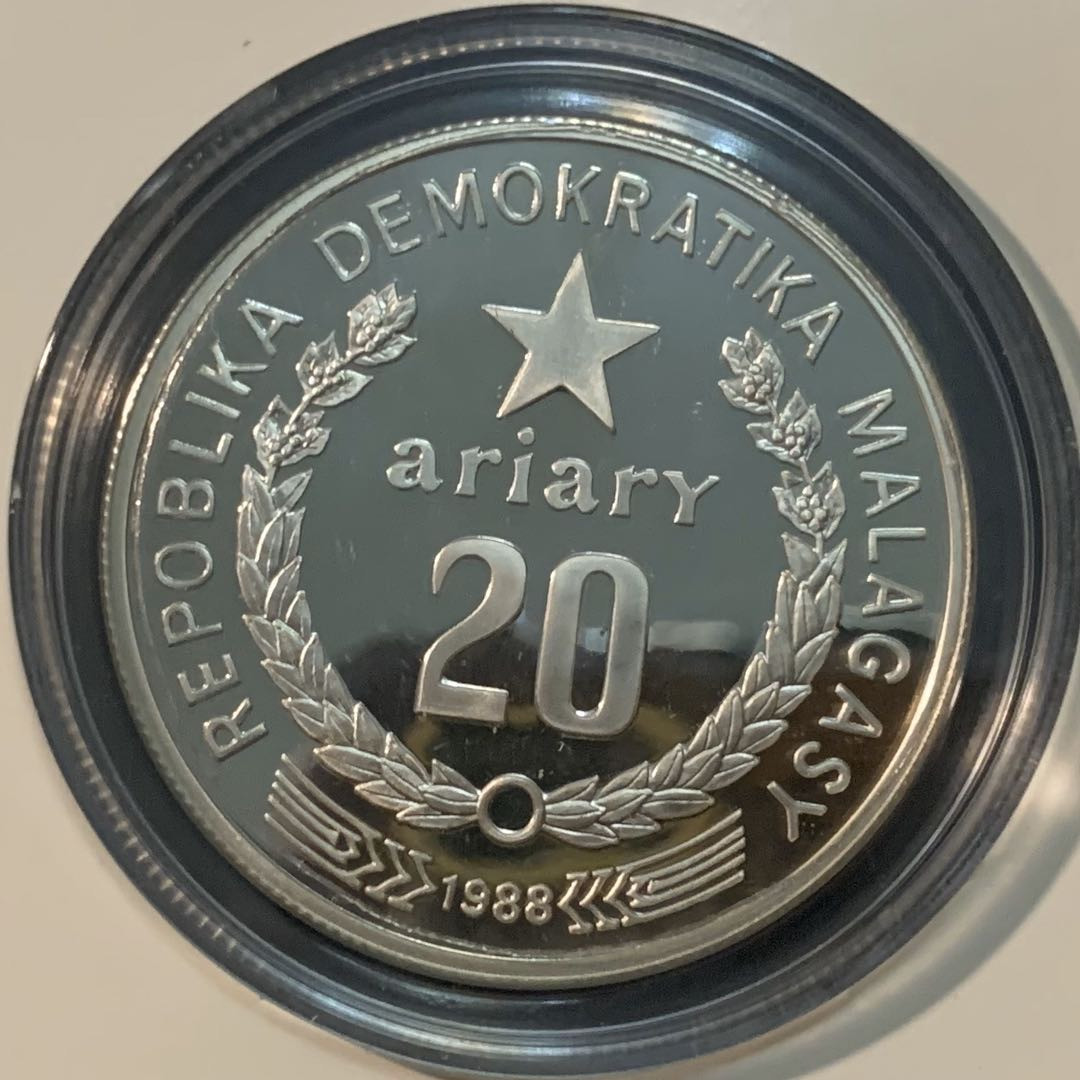 紫瑗钱币—微拍第55期  马达加斯加 1988年 濒危野生动物 狐猴 20阿里 19.44克 0.925银 精制 WWF原装卡