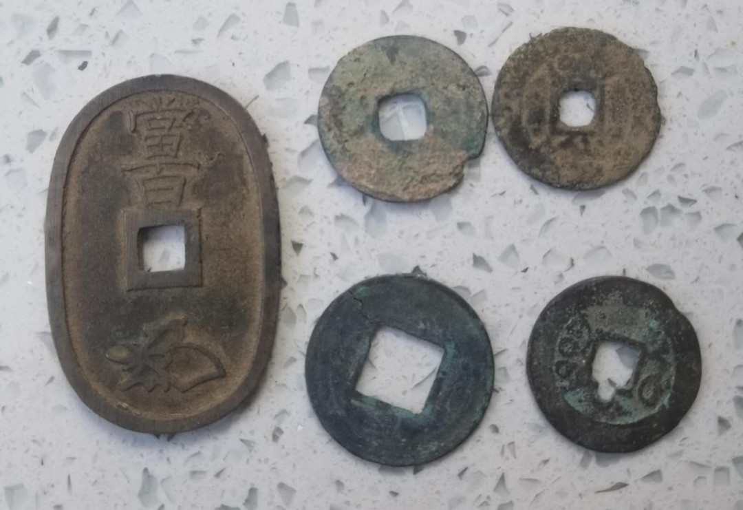 【币观天下】第106期钱币拍卖 日本天保通宝当百铜币，好品如图，另赠古钱4枚。