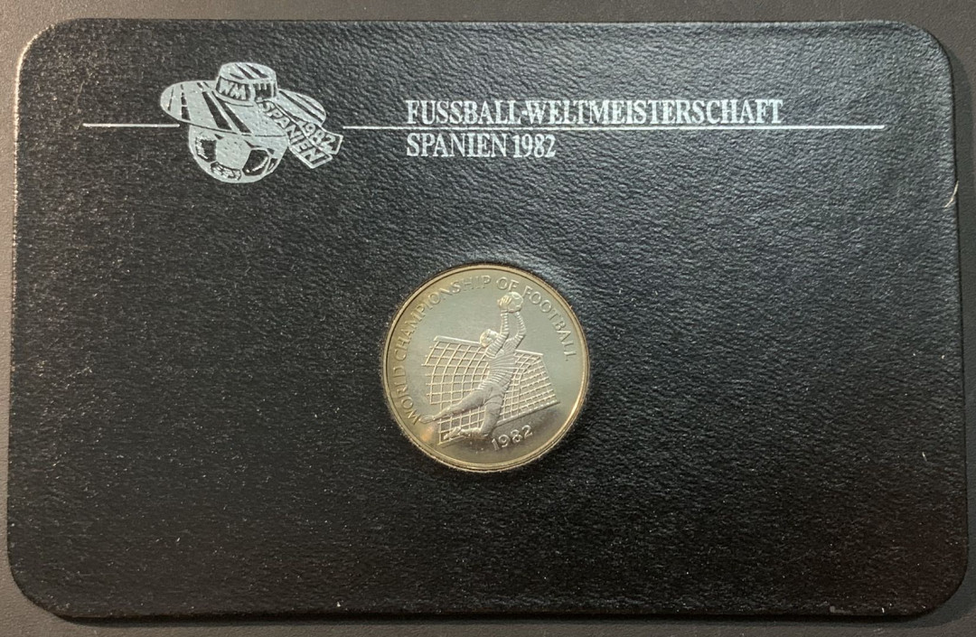 紫瑗钱币—微拍第55期  牙买加 1982年 西班牙世界杯 守门员 1元 镍币 德国原卡装