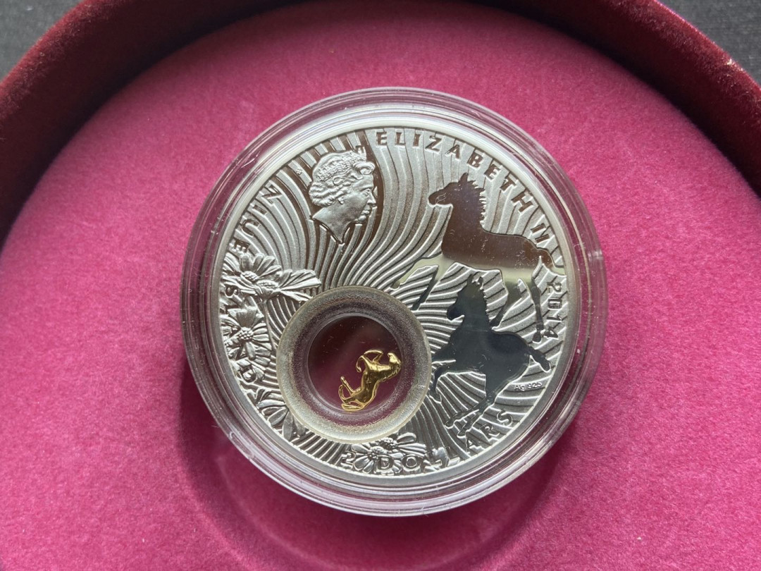 【币观天下】第106期钱币拍卖 【纽埃】纽埃2014年2元，中国马年生肖“骏马奔腾”镶嵌“活体”金马 镀24K金精制镶嵌彩色银币