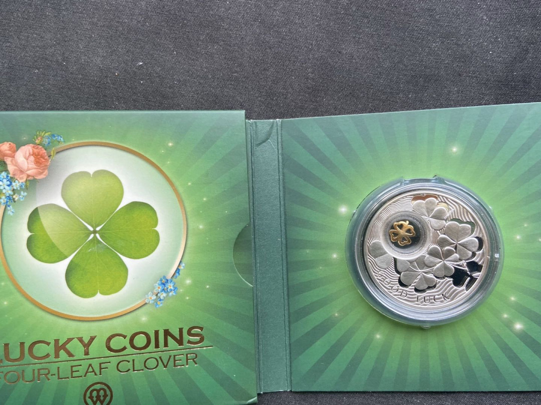 【币观天下】第106期钱币拍卖 【纽埃】 纽埃2012年2元，幸运银币系列之首“幸运四叶草”镶嵌“活体”金四叶草 镀24K金镶嵌精制银币