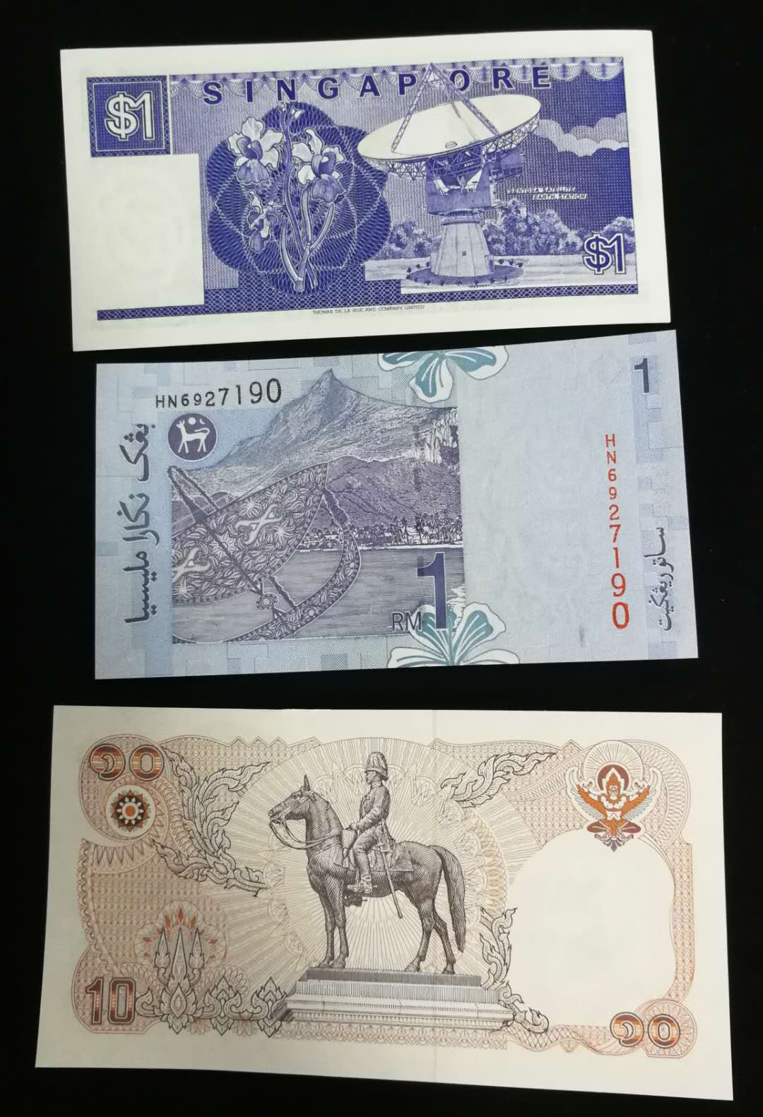 北京马甸外币专卖拍卖第五期一一纸币专场，陆续上新，敬请关注 新马泰三张纸币，品相如图全新