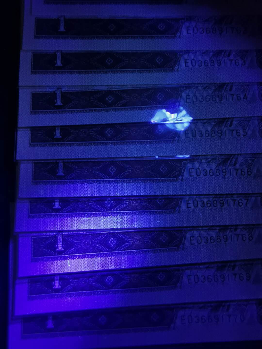 【鲸贝乐淘】千字文·第“祸因恶积，福缘善庆”号拍卖 UNC, 1996年1元，十连号，36891761-36891770，有荧光如图