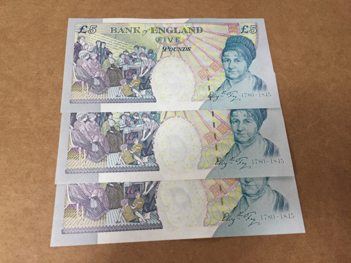 【收藏联盟】第136期拍卖——劳动最光荣（共50拍） 【补号一组3张连号】英国2002年5镑LL补号冠 P391* 非常稀少全新UNC 绝品