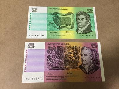 【收藏联盟】第136期拍卖——劳动最光荣（共50拍） 【一组2张】澳大利亚 1974-94年 2元&5元 全新UNC 精美 稀少签名