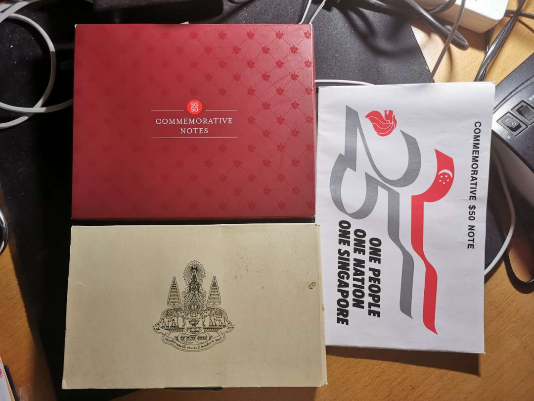 【鲸贝乐淘】千字文·第“祸因恶积，福缘善庆”号拍卖 外币空册一堆20个和两本旅游指南，一起拍