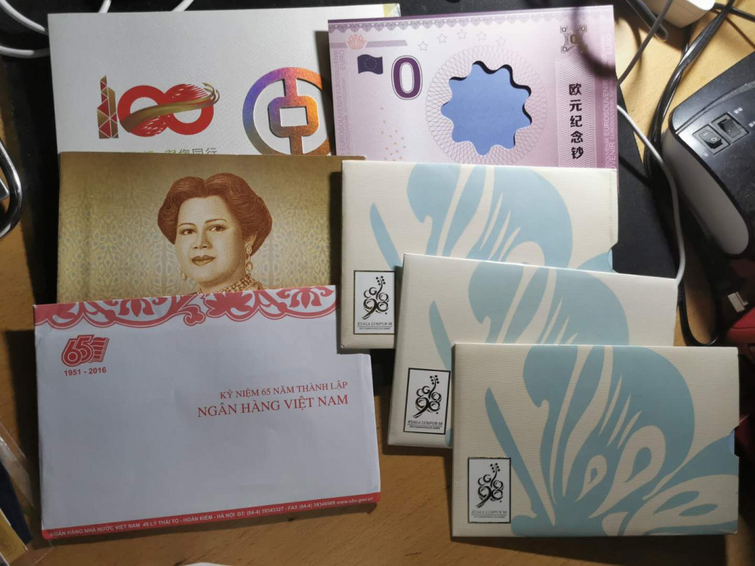 【鲸贝乐淘】千字文·第“祸因恶积，福缘善庆”号拍卖 外币空册一堆20个和两本旅游指南，一起拍