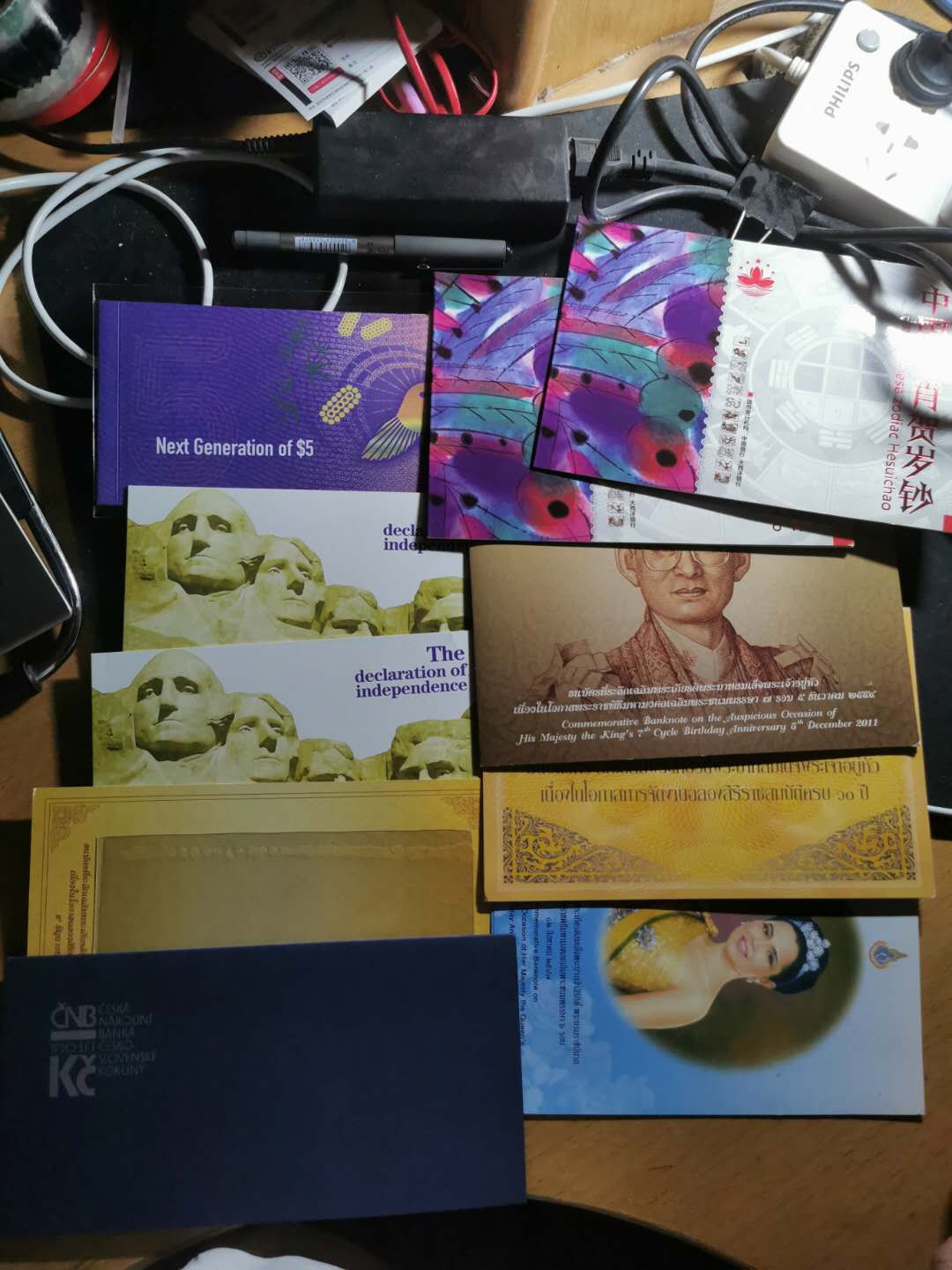 【鲸贝乐淘】千字文·第“祸因恶积，福缘善庆”号拍卖 外币空册一堆20个和两本旅游指南，一起拍