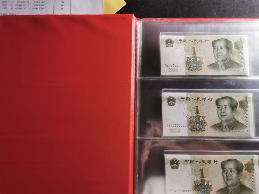 【鲸贝乐淘】千字文·第“祸因恶积，福缘善庆”号拍卖 一本红色明泰纸币册＋1999年1元10连号5组，号码如图