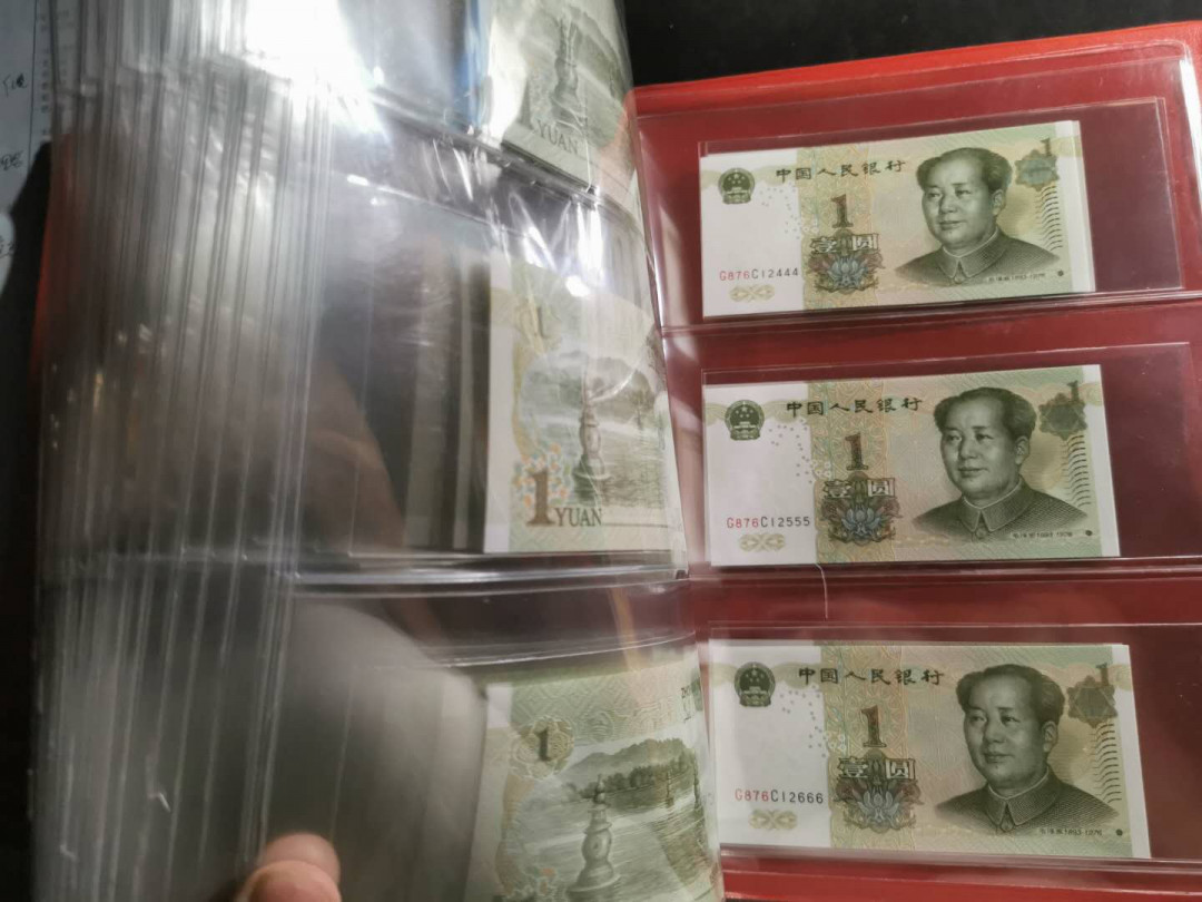 【鲸贝乐淘】千字文·第“祸因恶积，福缘善庆”号拍卖 一本红色明泰纸币册＋1999年1元10连号5组，号码如图