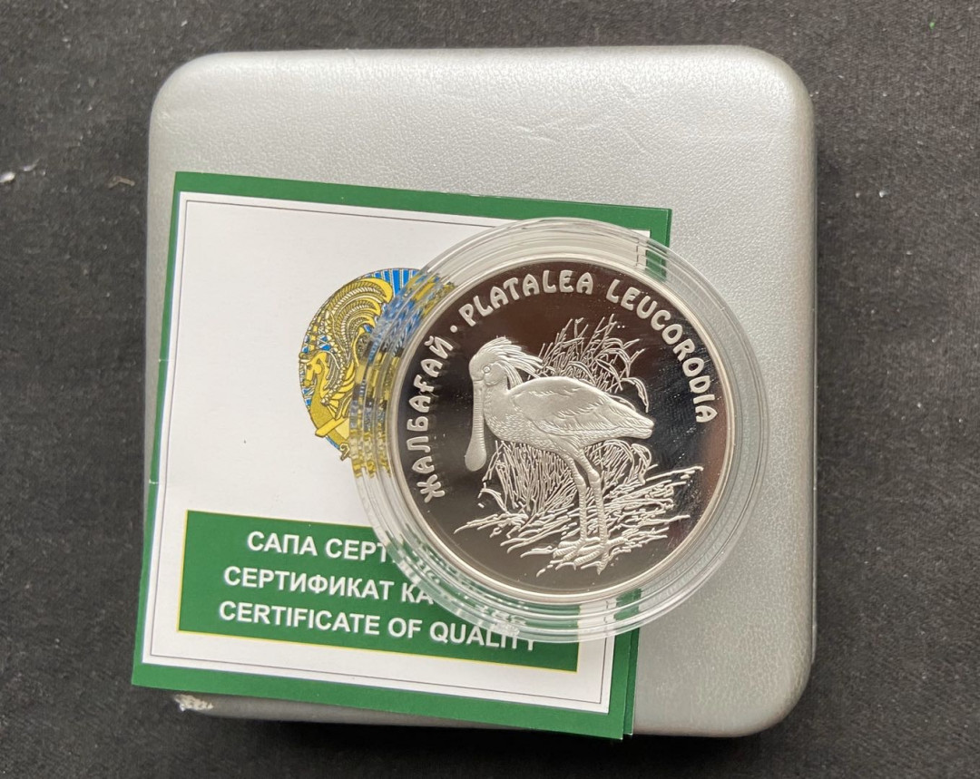【币观天下】107期钱币拍卖 【哈萨克斯坦】哈萨克斯坦 2007年 500坚戈，红皮书系列之白琵鹭