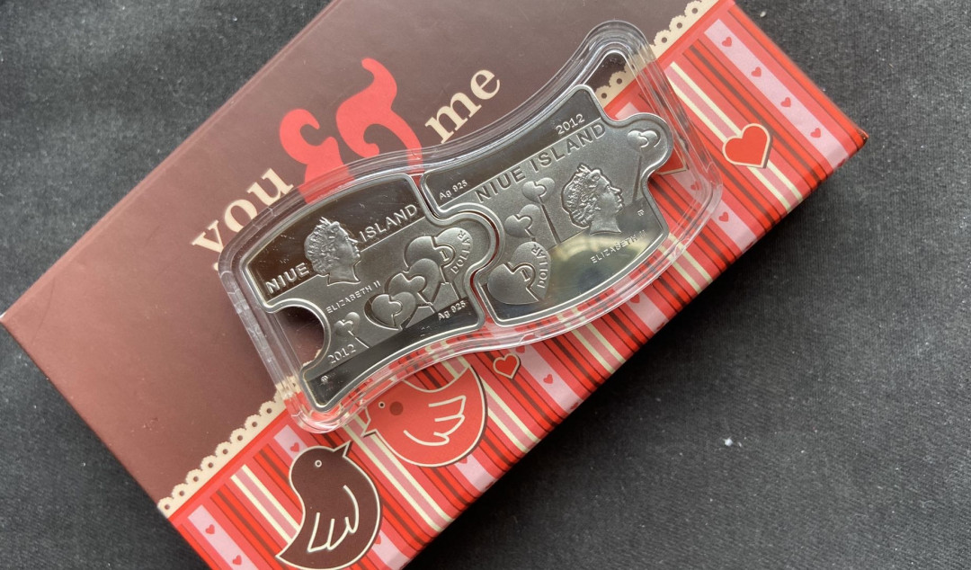 【币观天下】107期钱币拍卖 【纽埃】纽埃2012年2(1+1)新西兰元，情人节“你和我”爱情相依，镶嵌施华洛世奇绿水晶、拼图扣合，彩色精制银币2枚套
