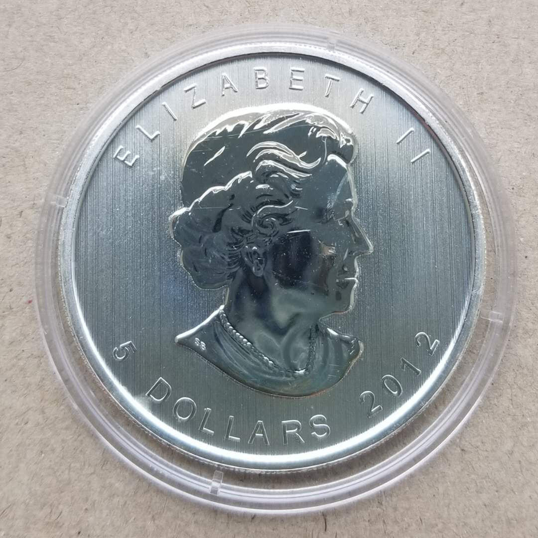 【币观天下】107期钱币拍卖 加拿大2012年枫叶1盎司银币  BU品如图。