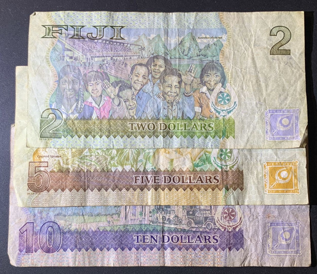 紫瑗钱币—微拍第63期—纸币场  斐济 老年女王 2 5 10元 3枚一组 流通品