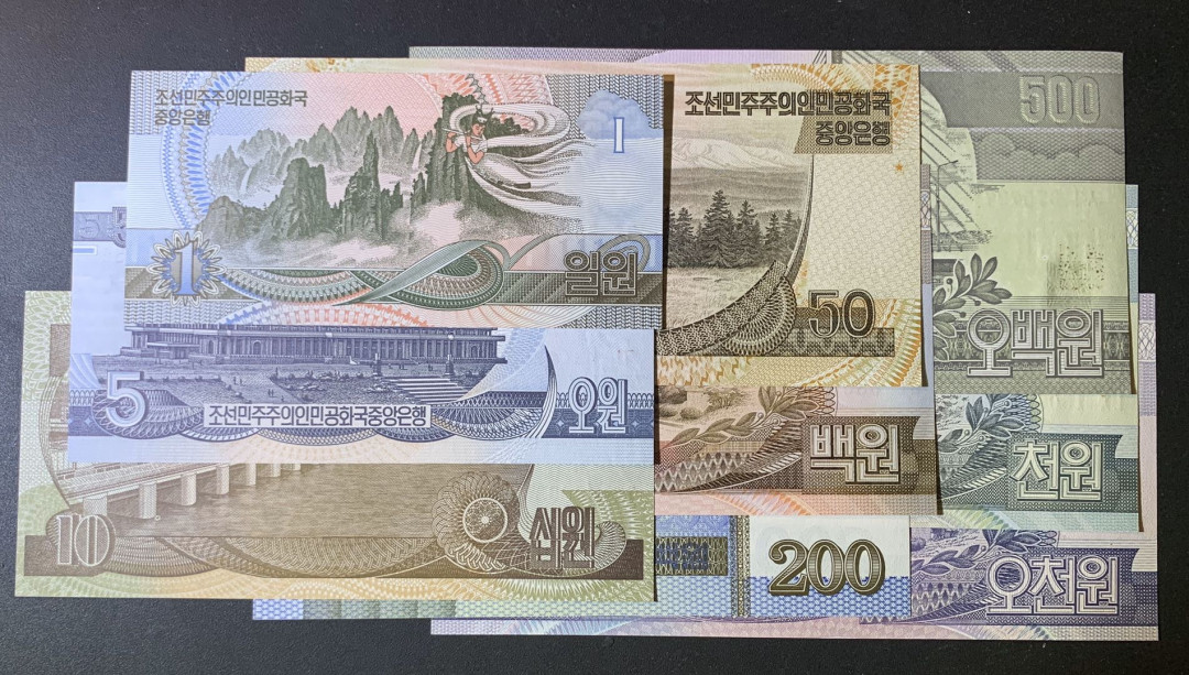 紫瑗钱币—微拍第63期—纸币场  朝鲜 90年代 1—5000圆 9枚全套 UNC