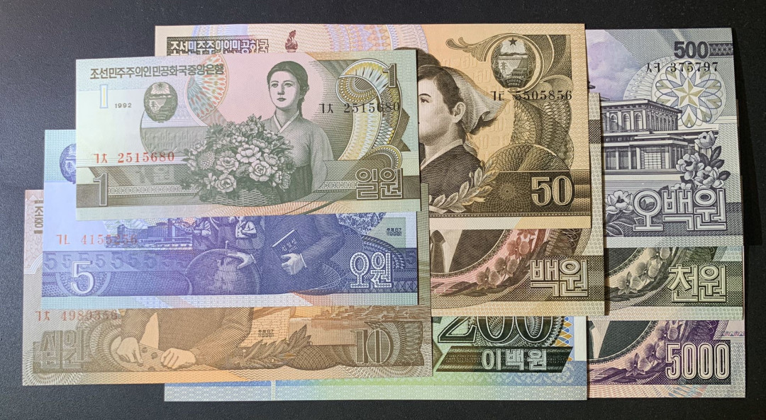 紫瑗钱币—微拍第63期—纸币场  朝鲜 90年代 1—5000圆 9枚全套 UNC