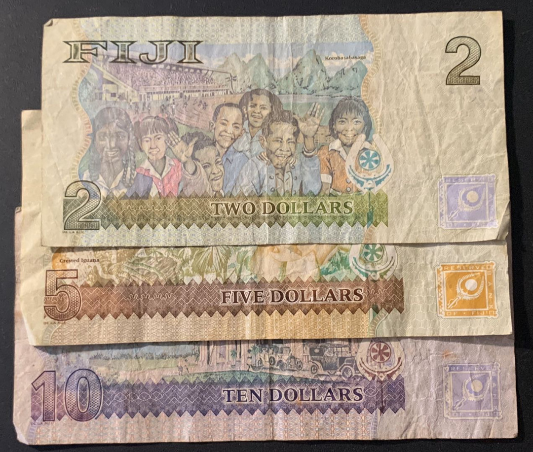 紫瑗钱币—微拍第63期—纸币场  斐济 老年女王 2 5 10元 3枚一组 流通品