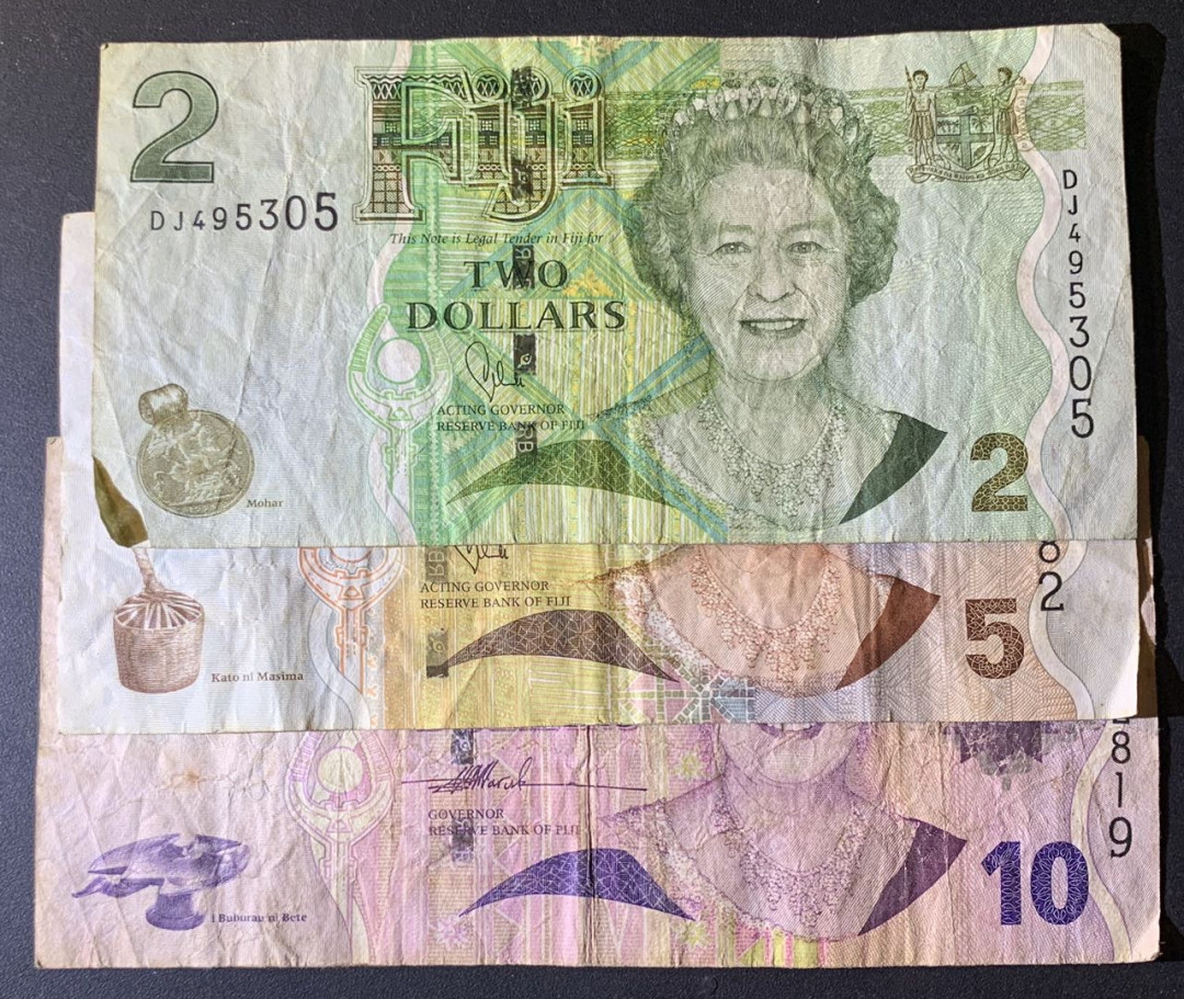 紫瑗钱币—微拍第63期—纸币场  斐济 老年女王 2 5 10元 3枚一组 流通品