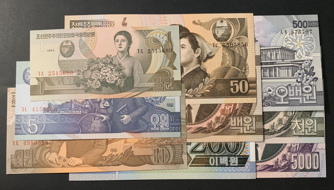 紫瑗钱币—微拍第63期—纸币场  朝鲜 90年代 1—5000圆 9枚全套 UNC