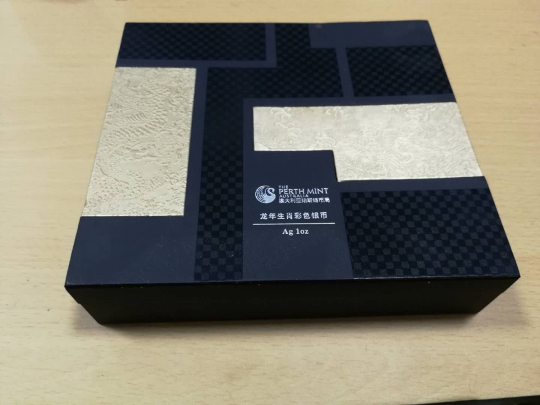 北京马甸外国币专卖第七期，陆续上新，欢迎关注 2012年澳大利亚彩色生肖龙银币，重1盎司，999银，包装设计非常精美，品相全新如图