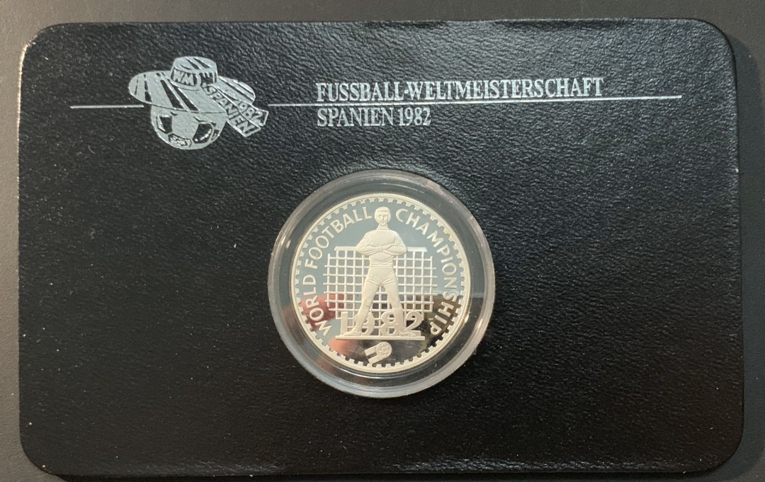 紫瑗钱币—微拍第75期  莱索托 1982年 西班牙世界杯 守门 10马洛蒂 23.33克 0.925银 精制 德国原装卡
