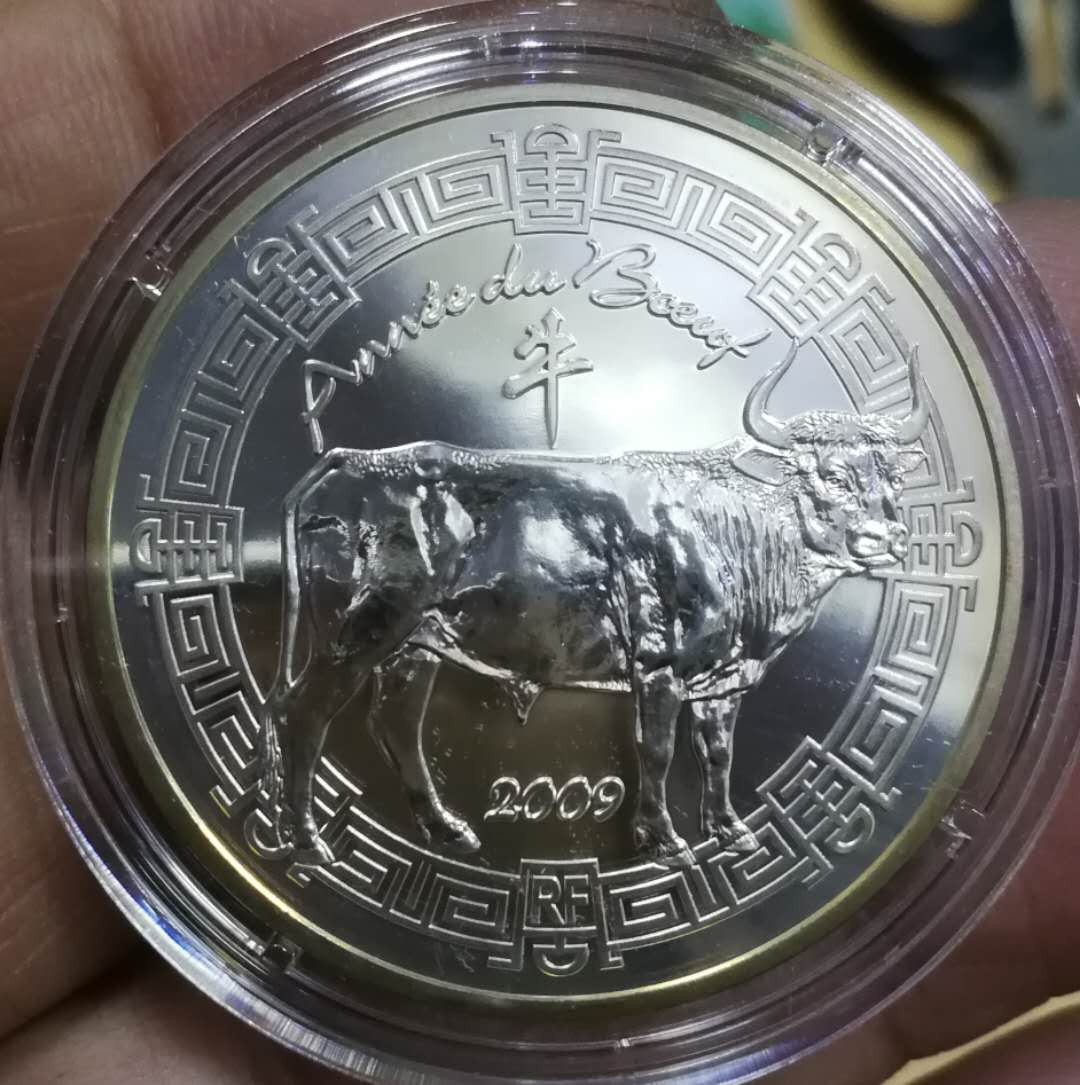 北京马甸外币专卖拍卖第八期，陆续上新，欢迎关注 2009年法国生肖牛银币，背面为法国著名画家拉封丹，重22.2克。90银，盒证齐全，品相如图