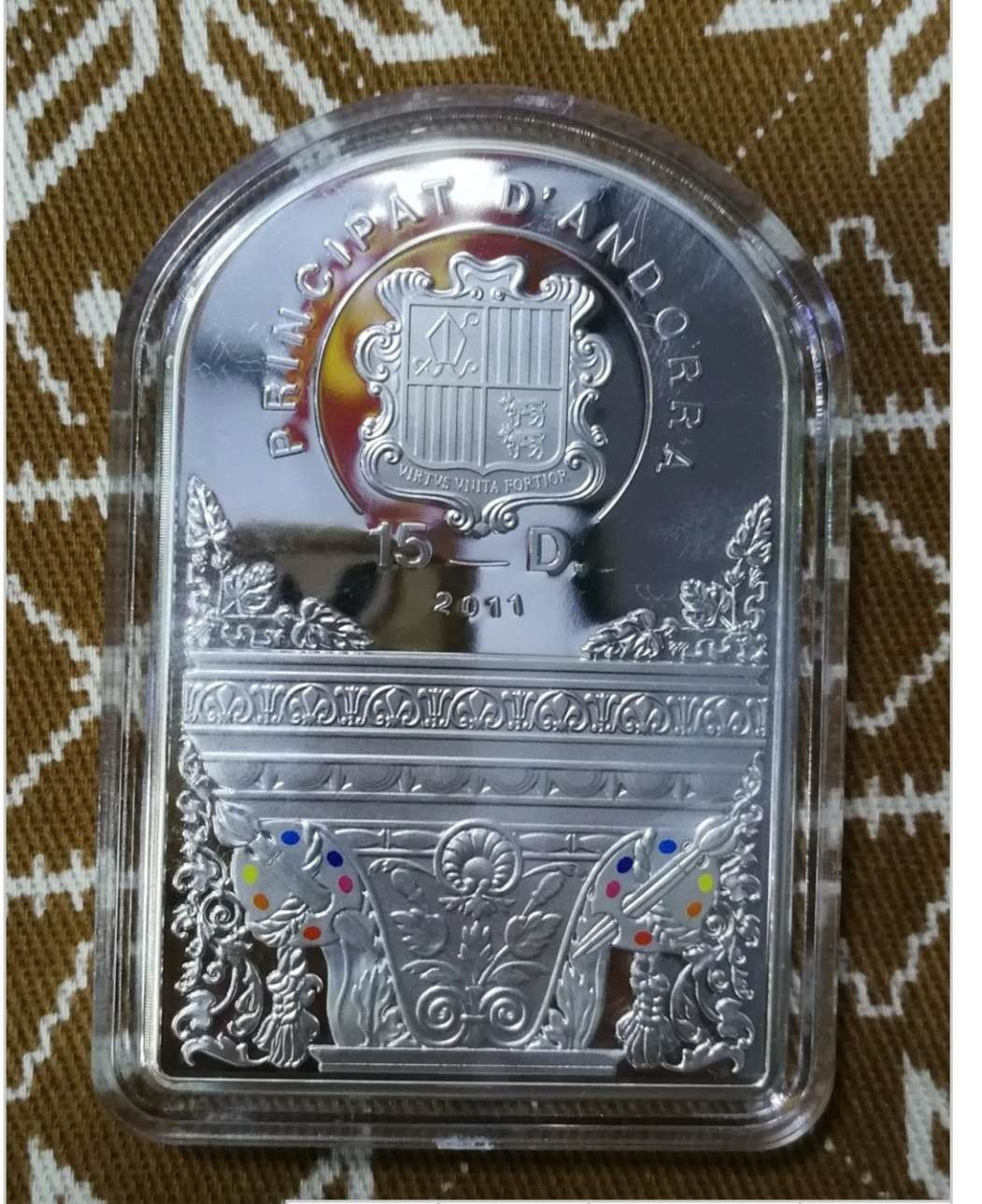 北京马甸外币专卖拍卖第八期，陆续上新，欢迎关注 	2011年安道尔圣母圣婴彩色异形银币，重50克，999银，盒证齐全，品相如图