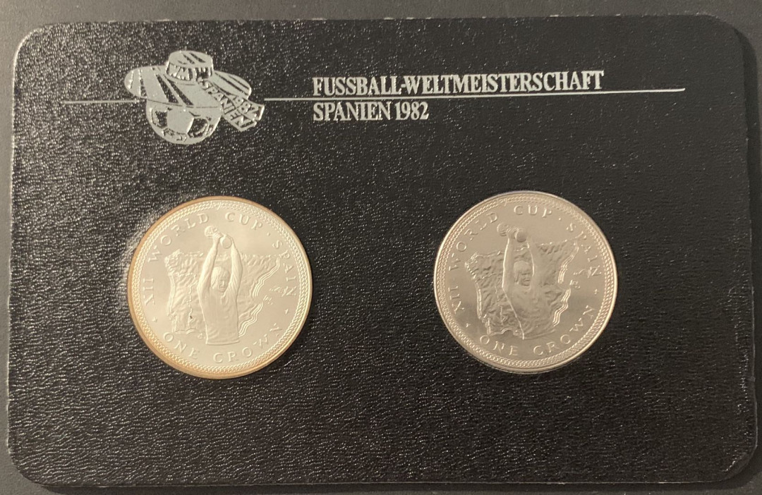 紫瑗钱币—微拍第68期  马恩岛 1982年 西班牙世界杯 1克朗 一银一镍 2枚一套 28.28克 0.925银 德国原装卡