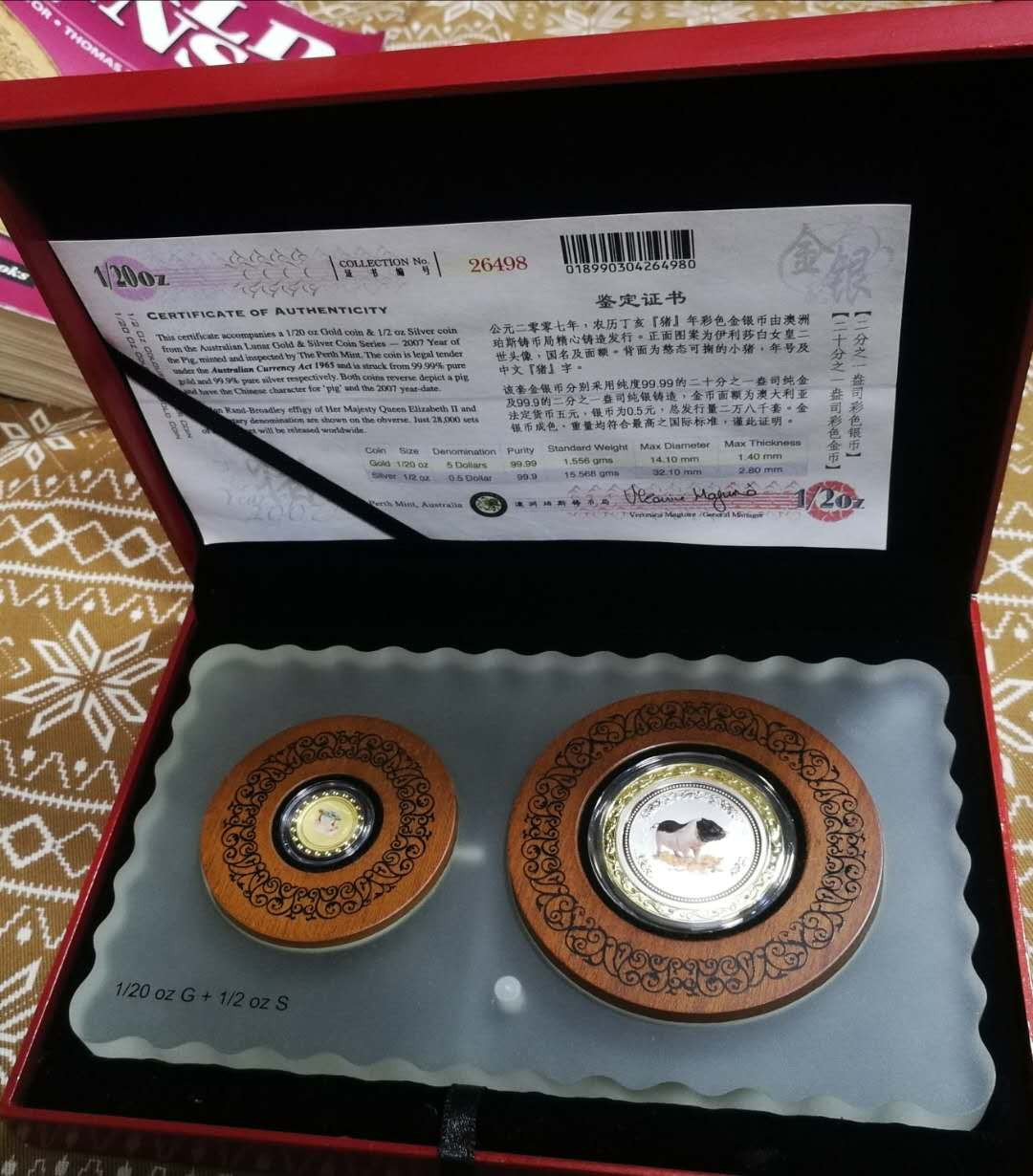 北京马甸外币专卖拍卖第八期，陆续上新，欢迎关注 	2007年澳大利亚彩色生肖猪金银币，1/2盎司银，1/20盎司金，成色999，品相如图